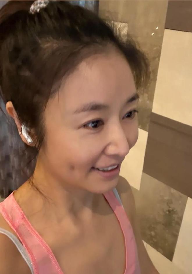 林心如素颜健身照曝光49岁已显老态皮肤暗黄有明显黑头！(图1)