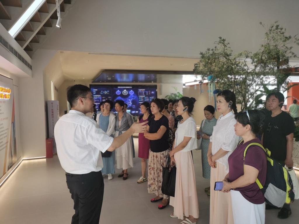 九游体育网站：西安交大老年大学赴泰康陕西秦园开展研学活动(图2)