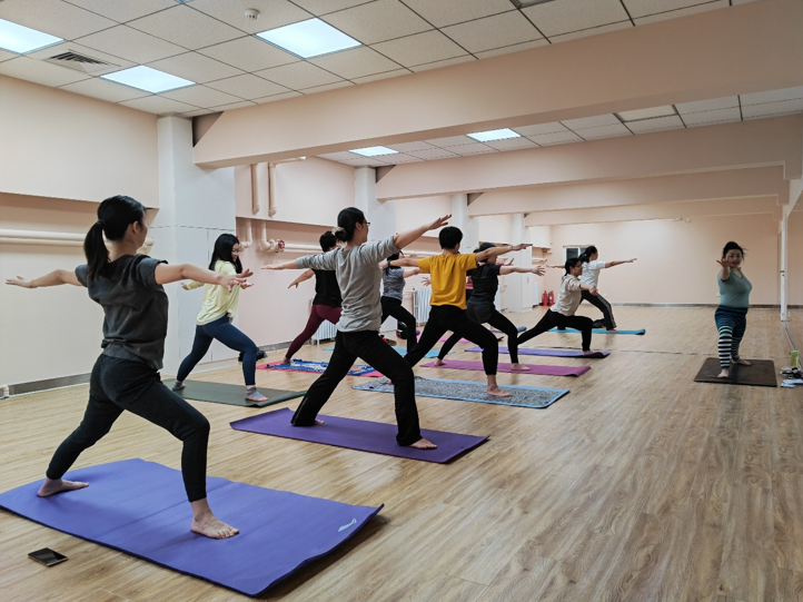 “瑜”锻炼“瑜”年轻——外国语学院瑜伽课堂开课(图1)