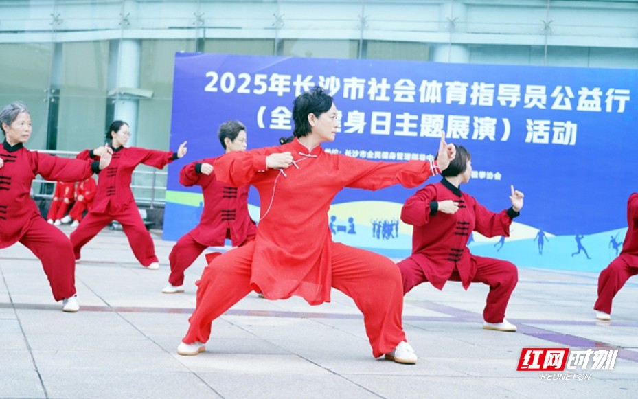 九游体育网站：图集｜用健康拥抱美好生活以运动享受精彩人生(图2)