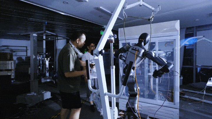 九游体育：具身智能猛将再狂揽近6亿融资！机器人Moz1卷入办公室全力冲刺万亿赛道(图7)