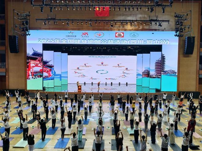 九游体育：助力“健康中国”！2025年全国健身瑜伽公益活动走进四川工商学院(图3)