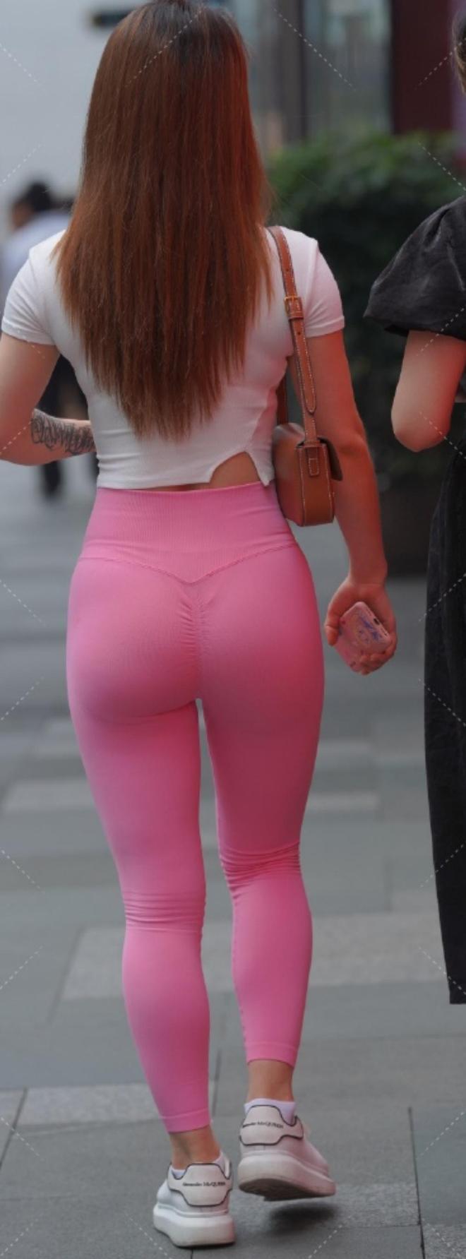 身材丰满的小姐姐白色短款上衣搭粉色瑜伽裤展示完美的腰臀比(图2)