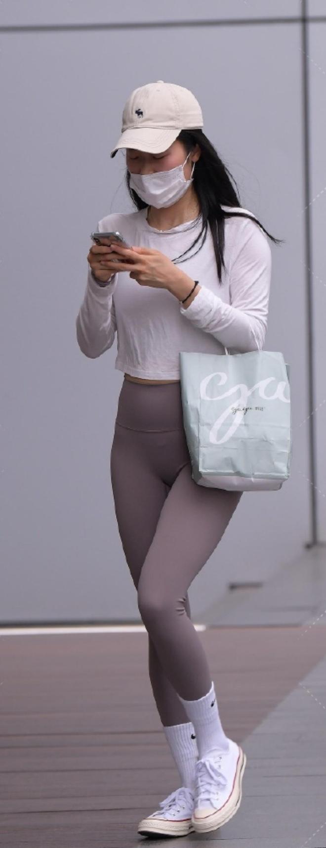 九游体育网站：日常出街选简约运动风白色短款长袖搭瑜伽裤尽显舒适时尚质感(图1)