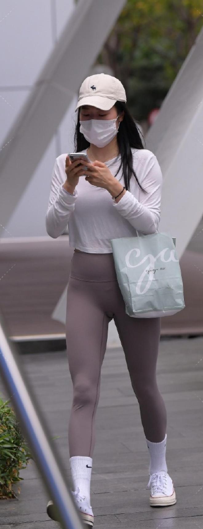 九游体育网站：日常出街选简约运动风白色短款长袖搭瑜伽裤尽显舒适时尚质感(图5)