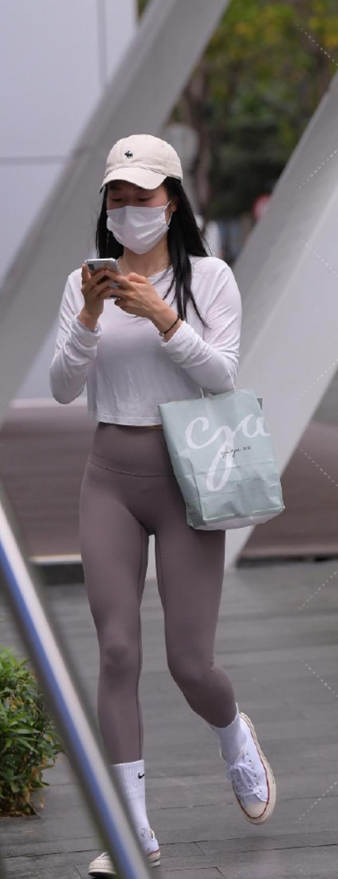 九游体育网站：日常出街选简约运动风白色短款长袖搭瑜伽裤尽显舒适时尚质感(图4)