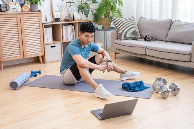 九游体育网站：这届健身邪修已经不去健身房了(图1)