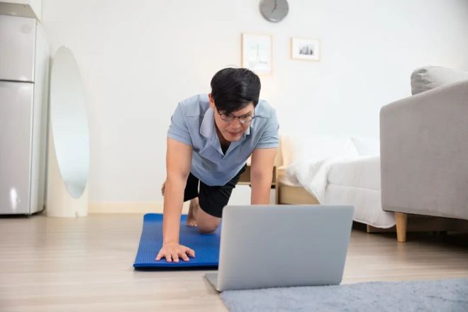 九游体育网站：这届健身邪修已经不去健身房了(图3)