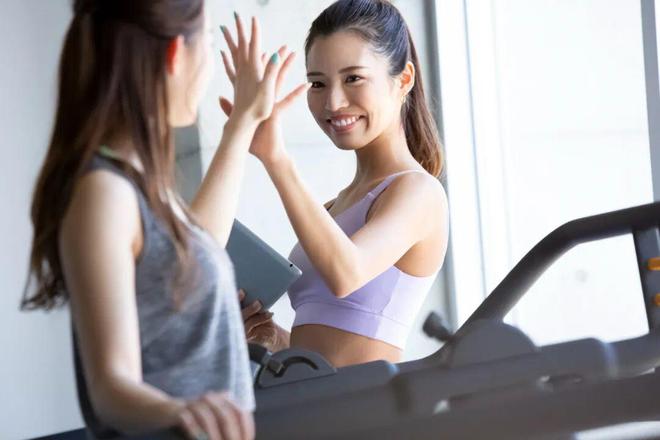 九游体育网站：这届健身邪修已经不去健身房了(图2)