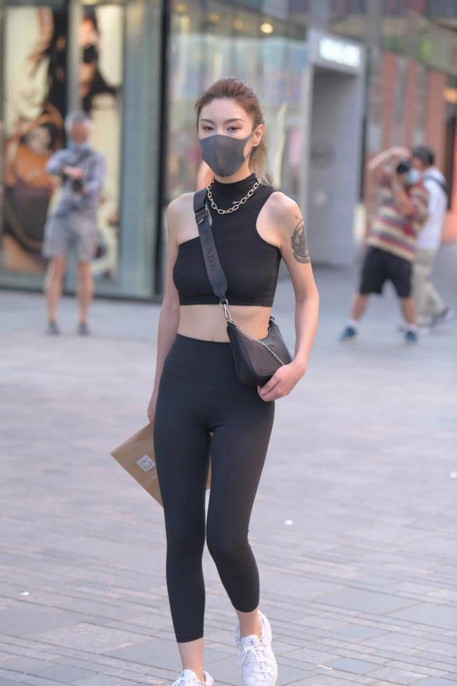 黑色紧身背心搭配瑜伽裤展现完美身材线条又美又撩人(图2)