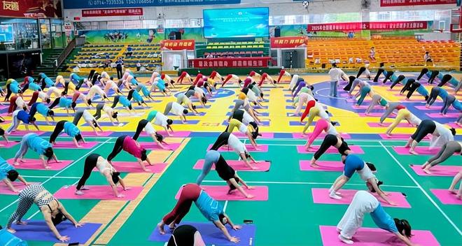 九游体育网站:2025年全国健身瑜伽公益活动在鄂掀起热潮(图4)