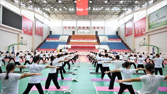 九游体育网站:2025年全国健身瑜伽公益活动在鄂掀起热潮(图2)