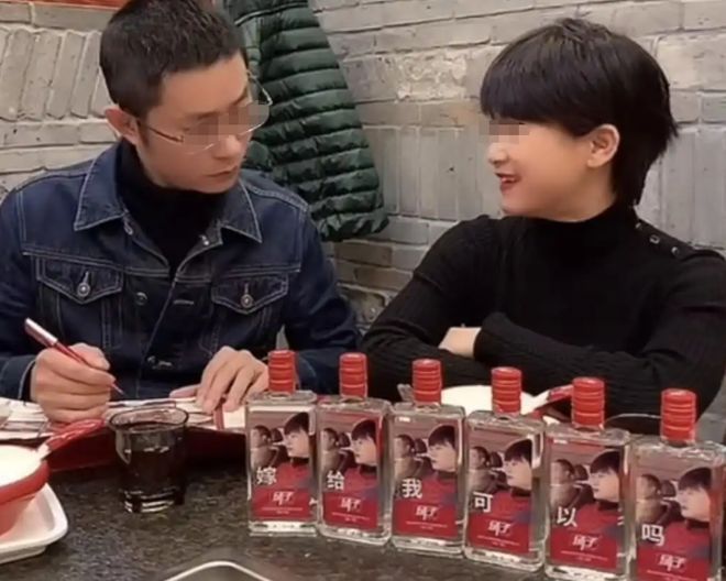 妻子曝丈夫越轨瑜伽老师闺蜜网友看完原配和闺蜜照感叹：差远了(图6)