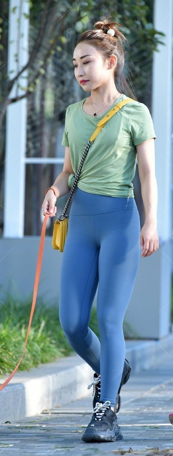 九游体育网站：腿粗胯宽也能很时髦！绿色T恤搭配蓝色瑜伽裤唯美精致很迷人(图2)