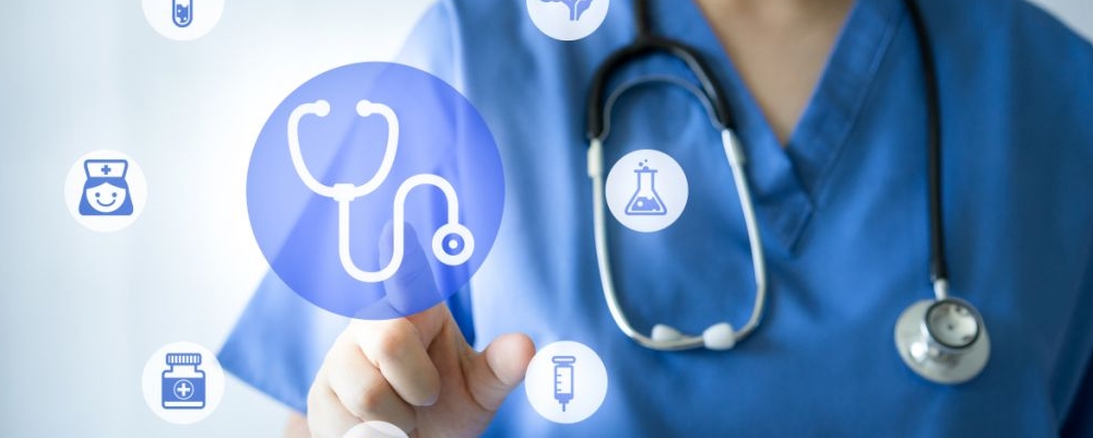 小伙在悬崖树上做俯卧撑被劝下小伙回应：从小就运动请勿模仿！(图1)