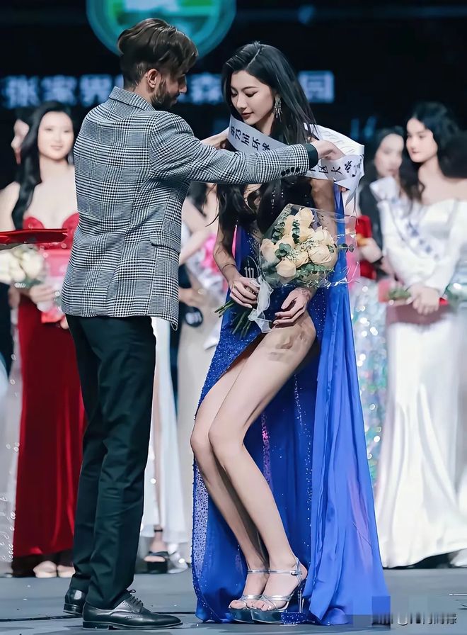 九游体育网站：日照女孩赵娜获73届环球小姐中国区总冠军评委给她戴上绶带(图1)