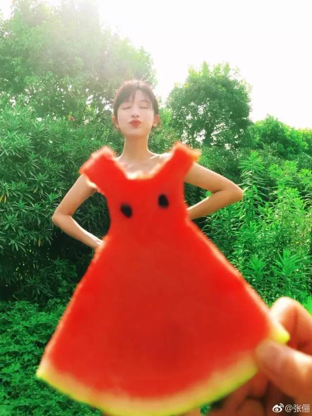 被骂最丑校花撞脸吴佩慈被男友劈腿的她如今变身蔬菜美少女!(图2)