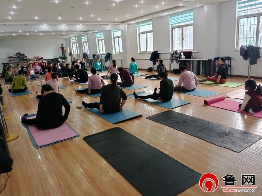 【文化社区建设】瑜悦身心绽放芳华——德州天衢新区宋官屯街道十二里庄社区开展瑜伽健身活动(图1)