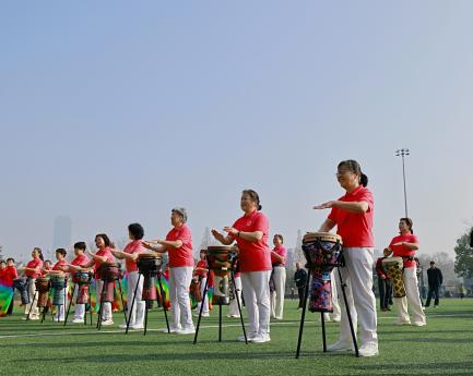 “学思践悟助发展健步同心启新程”2026年离退休教职工春季健身走活动顺利举办(图2)