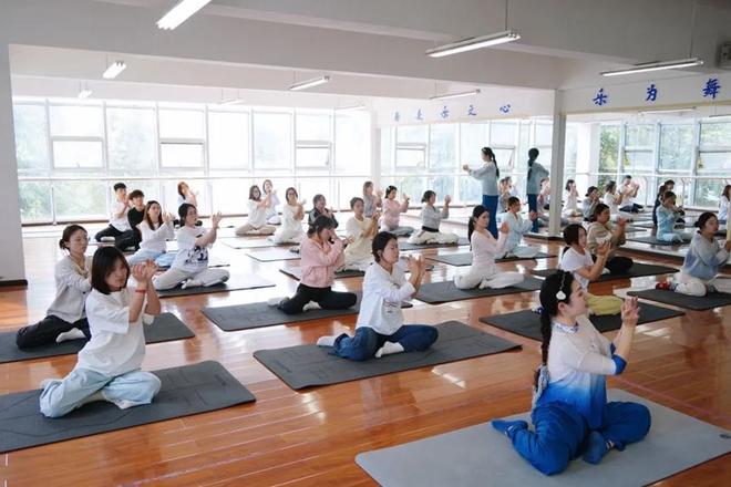 九游体育：贵阳康养职业大学：舞韵瑜伽走进校园美育与康养共融点亮青春课堂(图2)