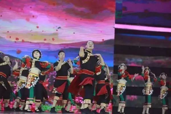 牛掰了全国第一个广场舞冠军是咱们贵州赫章夜郎健身操队(图2)