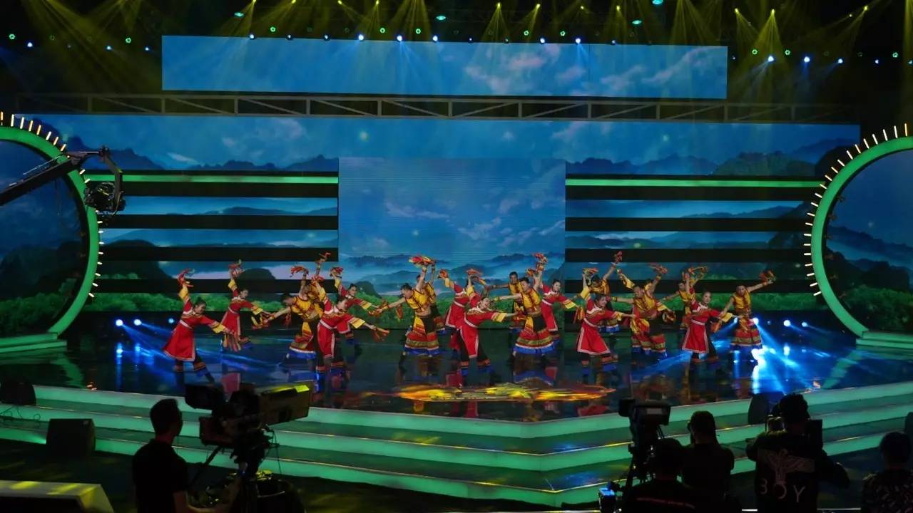 牛掰了全国第一个广场舞冠军是咱们贵州赫章夜郎健身操队(图3)