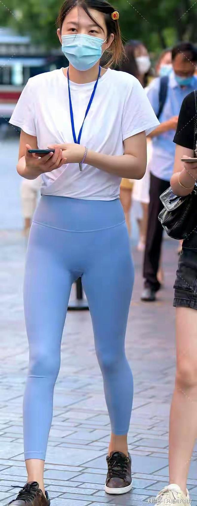 九游体育：浅蓝色瑜伽裤街拍：把健身风穿出清爽又高级的日常感(图1)