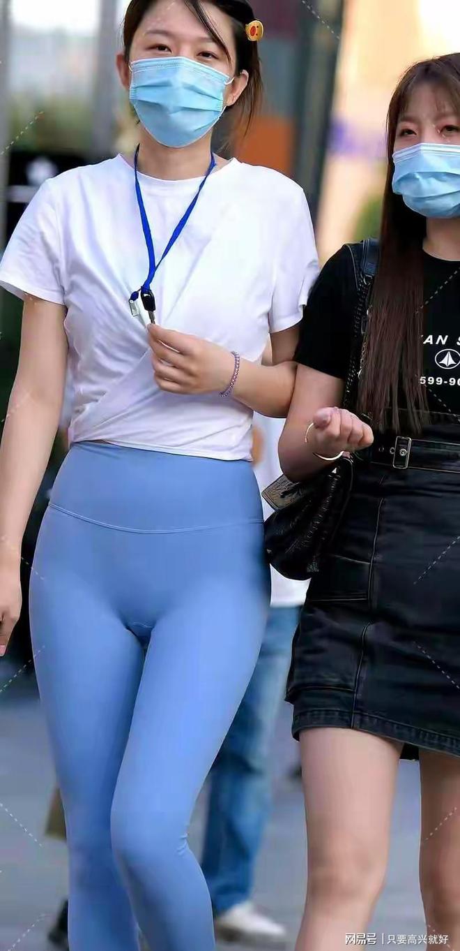 九游体育：浅蓝色瑜伽裤街拍：把健身风穿出清爽又高级的日常感(图2)