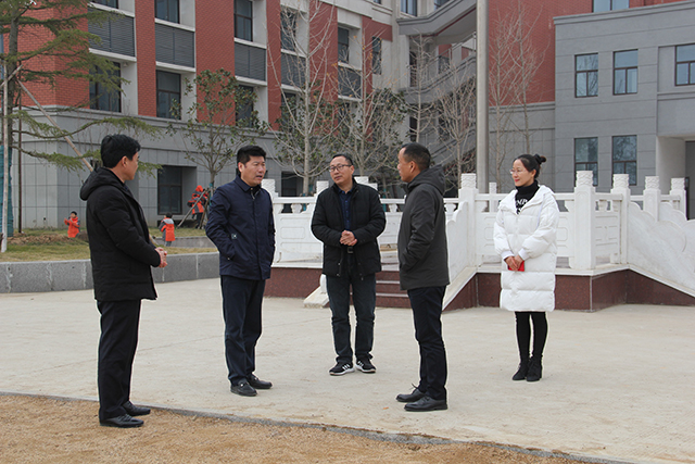 九游体育网站：柘汪小学：柘汪镇镇长张来涛到南京路校区调研教育工作(图1)